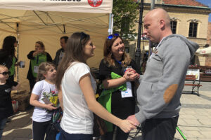 Sandomierz. Piknik motocyklowy. Na zdjęciu (od lewej): Anna Płatos, Anna Zybała i Tomasz Płatos / Grażyna Szlęzak-Wójcik / Radio Kielce