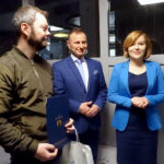 Opatów. Otwarcie placówki Wojewódzkiego Funduszu Ochrony Środowiska i Gospodarki Wodnej. Na zdjęciu (od lewej): Jakub Lisowski - beneficjent programu „Czyste powietrze”, Ryszard Gliwiński - prezes WFOŚiGW, Anna Krupka - wiceminister sportu i turystyki / Emilia Sitarska / Radio Kielce