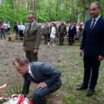 Sudół. Uroczystości upamiętniające 156. rocznicę wygranej bitwy pod Jeziórkiem. Od lewej: Piotr Maj - radny powiatowy, Andrzej Jabłoński - wicestarosta ostrowiecki i Mariusz Pasternak - przewodniczący Rady Powiatu / Emilia Sitarska / Radio Kielce