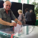 Obwodowa komisja nr 3 w Opatowskim Ośrodku Kultury / Emilia Sitarska / Radio Kielce