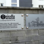 Odsłonięcie tablic upamiętniających pracowników dawnych zakładów odzieżowych przy ul. Kopernika / Emilia Sitarska / Radio Kielce