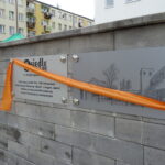 Odsłonięcie tablic upamiętniających pracowników dawnych zakładów odzieżowych przy ul. Kopernika / Emilia Sitarska / Radio Kielce