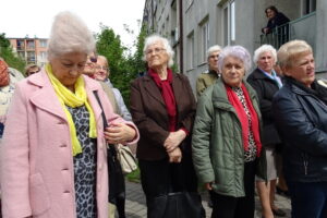 Odsłonięcie tablic upamiętniających pracowników dawnych zakładów odzieżowych przy ul. Kopernika / Emilia Sitarska / Radio Kielce