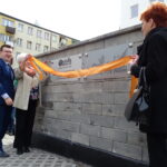 Odsłonięcie tablic upamiętniających pracowników dawnych zakładów odzieżowych przy ul. Kopernika / Emilia Sitarska / Radio Kielce