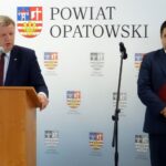 Ożarów. Konferencja dotycząca inteligentnych specjalizacji. Na zdjęciu (od lewej): senator Jarosław Rusiecki i Marcin Stańczyk - dyrektor ZS w Ożarowie / Emilia Sitarska / Radio Kielce