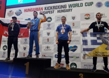 Dominik Kaleta (pierwszy z lewej) z Kieleckiego Klubu Kick – Boxingu SOMA GYM wywalczył srebrny medal podczas rozegranego w Budapeszcie Pucharu Świata w formule K–1 / arch. prywatne