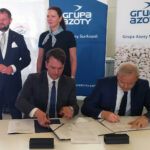 Grzybów. PGE Energia Odnawialna, spółka z Grupy Kapitałowej PGE, podpisała z Grupą Azoty Kopalnie i Zakłady Chemiczne Siarki „Siarkopol” list intencyjny w sprawie budowy farmy fotowoltaicznej. Umowę podpisują (na zdjęciu od lewej) Arkadiusz Sekściński, p.o. prezesa spółki PGE Energia Odnawialna oraz Jacek Sak, wiceprezes zarządu spółki PGE Energia Odnawialna. Z tyłu Trajan Szuladziński, prezes zarządu Kopalni i Zakładów Chemicznych Siarki w Grzybowie Grupa Azoty / Grażyna Szlęzak-Wójcik / Radio Kielce