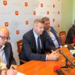 Konferencja w Urzędzie Miasta Kielce. Od lewej: Artur Sobolewski - zastępca dyrektora Wydziału Edukacji, Kultury i Sportu, Bogdan Wenta - prezydent miasta Kielce, Bertus Servaas - prezes zarządu PGE Vive i Sławomir Stachura - Echo Dnia / Rafał Szymczyk / Radio Kielce