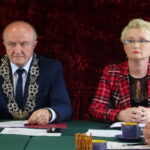 Sesja Rady Gminy z udziałem mieszkańców. Od lewej: przewodniczący rady - Mieczysław Podczasi, wójt Sadowia - Marzena Urban-Żelazowska / Emilia Sitarska / Radio Kielce