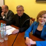 Sandomierz. Konferencja nt. remontu w katedrze. Na zdjęciu (od lewej): ks. Andrzej Rusak - diecezjalny konserwator zabytków, Roland Róg - generalny wykonawca prac w katedrze, ks. Zygmunt Gil - proboszcz parafii katedralnej i wiceminister Anna Krupka / Grażyna Szlęzak - Wójcik / Radio Kielce