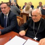 Sandomierz. Konferencja nt. remontu w katedrze. Na zdjęciu (od lewej): poseł Marek Kwitek, ks. Edward Frankowski - biskup senior diecezji sandomierskiej / Grażyna Szlęzak - Wójcik / Radio Kielce