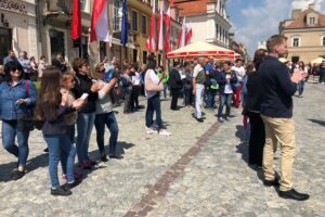 W Sandomierzu zabrzmiała "Oda do radości". Mieszkańcy uczcili 15. rocznicę wstąpienia Polski do Unii Europejskiej / Grażyna-Szlęzak-Wójcik / Radio Kielce