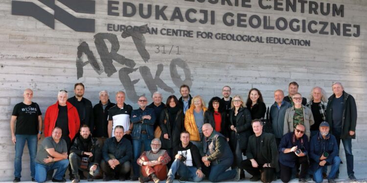 Uczestnicy pleneru „Art. Eko 31/1 – Struktury Natury”, który odbył się w Europejskim Centrum Edukacji Geologicznej koło Chęcin / arch. prywatne