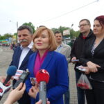 Ostrowiec Świętokrzyski. Anna Krupka na targowicy miejskiej. Na zdjęciu (od lewej): poseł PiS - Andrzej Kryj i wiceminister sportu i turystyki - Anna Krupka, w drugim rzędzie (od prawej) Magdalena Zieleń - radna Sejmiku, Dariusz Kaszuba - radny miejski, Krzysztof Ołownia / Emilia Sitarska / Radio Kielce