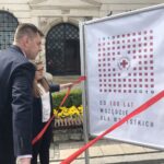 100 lat Polskiego Czerwonego krzyża. Happening w Sandomierzu. Wystawę z okazji 100-lecia PCK otwiera burmistrz M. Marzec i szefowa Grupy Ratownictwa PCK Monika Socha / Grażyna-Szlęzak-Wójcik / Radio Kielce