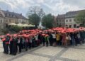 100 lat Polskiego Czerwonego krzyża. Happening w Sandomierzu. Czerwony krzyz na sandomierskiej starówce / Grażyna-Szlęzak-Wójcik / Radio Kielce