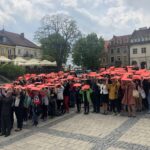 100 lat Polskiego Czerwonego krzyża. Happening w Sandomierzu. Czerwony krzyz na sandomierskiej starówce / Grażyna-Szlęzak-Wójcik / Radio Kielce