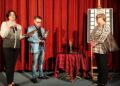 Konrad Łęcki wręczył Filmowego Ziemowita żonie nieżyjącego już Andrzeja Koziei, Marioli Koziei / Dorota Kusek / Radio Kielce