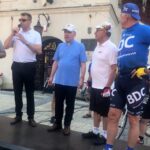 10. Rajd Papieski. Rozpoczęcie rajdu, od lewej: Krzysztof Kwiecień - Port Kultury, Marcin Marzec - burmistrz Sandomierza, Krzysztof Nitkiewicz - biskup sandomierski, Mieczysław Nowicki i Tadeusz Mytnik - mistrzowie kolarscy / Grażyna-Szlęzak-Wójcik / Radio Kielce