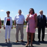 Otwarcie obwodnicy Ćmielowa. Od lewej: Marzena Dębniak - starosta ostrowiecki, Anna Paluch - przedstawiciel wojewody, Jarosław Rusiecki - senator, Joanna Suska - burmistrz Ćmielowa, Andrzej Bętkowski - marszałek województwa, Kazimierz Kotowski - poseł / Emilia Sitarska / Radio Kielce