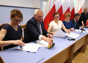 Podpisanie umów na realizację programu „Usługi opiekuńcze dla osób niepełnosprawnych” / Świętokrzyski Urząd Wojewódzki