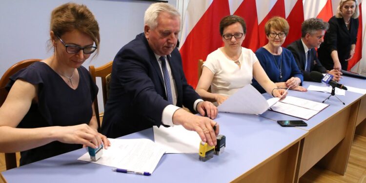 Podpisanie umów na realizację programu „Usługi opiekuńcze dla osób niepełnosprawnych” / Świętokrzyski Urząd Wojewódzki