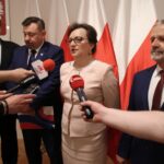 Kielce. Świętokrzyski Urząd Wojewódzki. Konferencja dla nauczycieli i pedagogów poświęcona bezpieczeństwu w wakacje. Na zdjęciu: Mariusz Pasek - zastępca dyrektora Wydziału Polityki Społecznej i Zdrowia Świętokrzyskiego Urzędu Wojewódzkiego, Jarosław Ciura - wojewódzki inspektor sanitarny, Agata Wojtyszek - wojewoda świętokrzyski, Kazimierz Mądzik - świętokrzyski kurator oświaty / Świętokrzyski Urząd Wojewódzki