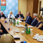 Marszałek Andrzej Bętkowski oraz wicemarszałek Renata Janik podpisali umowy z gminami powiatu kieleckiego na ulepszenie infrastruktury sportowej i dydaktycznej szkół podstawowych / swietokrzyskie.pro