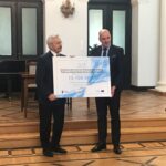 Świętokrzyskie Centrum Onkologii dostało od rządu czek na zakup nowego Pozytonowego Tomografu Emisyjnego. Na zdjęciu od lewej: profesor Stanisław Góźdź – dyrektor ŚCO, Sławomir Gadomski - wiceminister zdrowia  / Monika Woźniak / TVP