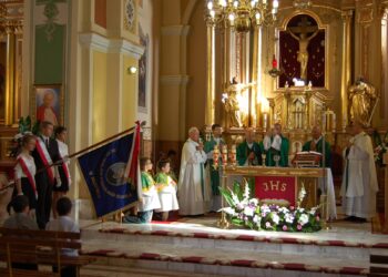 Msza święta w kościele parafialnym w Dzikowcu. Uroczystościom przewodniczył ks. dr Jan Biedroń, postulator procesu beatyfikacyjnego Sługi Bożego ks. Stanisława Sudoła, w koncelebrze z ks. dr Michałem Mierzwą, dyrektorem grupy bł. Wincentego, ks Konradem Fedorowskim i ks. Piotrem Kowalem / Facebook / Sługa Boży Ks. Stanisław Sudoł
