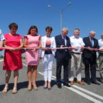 Otwarcie obwodnicy Ćmielowa. Od lewej: Kazimierz Kotowski – poseł, Marzena Dębniak – starosta ostrowiecki, Joanna Suska – burmistrz Ćmielowa, Anna Paluch – przedstawiciel wojewody, Andrzej Bętkowski – marszałek województwa, Jarosław Rusiecki – senator, Marek Jońca – członek zarządu województwa, Jan Kuśmierz, były burmistrz Ćmielowa, Mariusz Pasternak – radny powiatowy / Emilia Sitarska / Radio Kielce