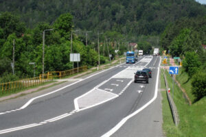 Dodatkowe pasy dla skręcających w lewo na skrzyżowaniach z drogą krajową nr 74 w Miedzianej Górze / GDDKiA Kielce