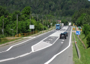 Dodatkowe pasy dla skręcających w lewo na skrzyżowaniach z drogą krajową nr 74 w Miedzianej Górze / GDDKiA Kielce