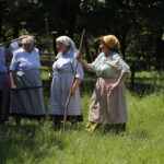 Dawne tradycje - sianokosy. / Stanisław Blinstrub / Radio Kielce