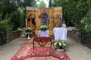 Sandomierz. Ołtarz przy głównej bramie cmentarza katedralnego / Anna Głąb / Radio Kielce