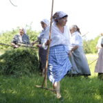 Dawne tradycje - sianokosy. / Stanisław Blinstrub / Radio Kielce