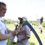 Dawne tradycje - sianokosy. Na zdjęciu starosta kielecki - Mirosław Gębski / Stanisław Blinstrub / Radio Kielce