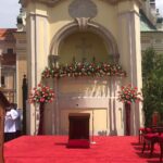 Sandomierz. Ołtarz obok budynku Wyższego Seminarium Duchownego i kościoła św. Michała na ulicy Żeromskiego / Anna Głąb / Radio Kielce