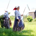 Dawne tradycje - sianokosy. / Stanisław Blinstrub / Radio Kielce