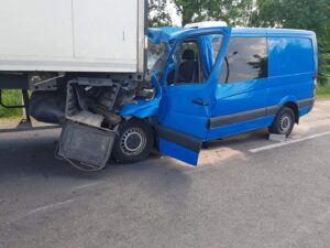 Zderzenie busa z ciężarówką w miejscowości Sielec koło Staszowa / KPP Staszów