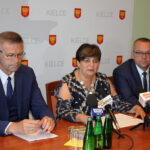 Konferencja prasowa w ratuszu. Na zdjęciu: Danuta Papaj - zastępca prezydenta Kielc, Bogdan Wenta - prezydent Kielc, Arkadiusz Kubiec - zastępca prezydenta Kielc / Urząd Miasta Kielce