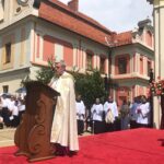 Boże Ciało. Procesja. Biskup Krzysztof Nitkiewicz przemawia przy ołtarzu zlokalizowanym przy Wyższym Seminarium Duchownym / Grażyna-Szlęzak-Wójcik / Radio Kielce