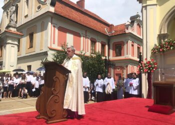 Boże Ciało. Procesja. Biskup Krzysztof Nitkiewicz przemawia przy ołtarzu zlokalizowanym przy Wyższym Seminarium Duchownym / Grażyna-Szlęzak-Wójcik / Radio Kielce