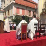 Boże Ciało. Procesja. Biskup Krzysztof Nitkiewicz przemawia przy ołtarzu zlokalizowanym przy Wyższym Seminarium Duchownym / Grażyna-Szlęzak-Wójcik / Radio Kielce