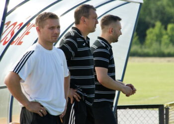 34. kolejka III ligi: Czarni Połaniec - Spartakus Daleszyce. Pierwszy z lewej: Krzysztof Trela - trener Spartakusa / Tomasz Kaczmarczyk