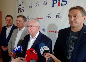 Na zdjęciu (od lewej): Jarosław Karyś - wiceprzewodniczący Rady Miasta Kielce, Andrzej Pruś - przewodniczący Sejmiku Województwa Świętokrzyskiego, Krzysztof Lipiec - przewodniczący świętokrzyskiego Prawa i Sprawiedliwości i Mirosław Gębski - starosta kielecki / Monika Miller / Radio Kielce