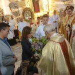 Złoty Krzyż Zasługi dla ks. infułata Stanisława Pindery, na zdj. starosta Piotr Babicki, wojewoda świętokrzyski Agata Wojtyszek i ks. Stanisław Pindera / Anna Głąb / Radio Kielce