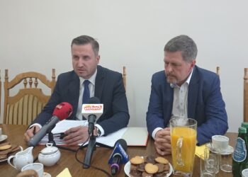 Na zdjęciu (od lewej): Kamil Suchański - przewodniczący Rady Miasta Kielce i Jarosław Karyś - wiceprzewodniczący Rady Miasta Kielce / Wiktor Dziarmaga / Radio Kielce