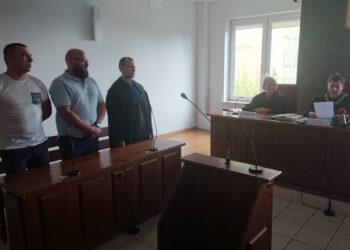 Kielce. Rozprawa ratowników medyczny. Na zdjęciu (od lewej): Kamil Makowski, Paweł Socha, mec. Przemysław Witkowski i Arkadiusz Sędek - przewodniczący składu sędziowskiego / Monika Miller / Radio Kielce