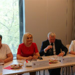 Kielce. Posiedzenie Wojewódzkiej Rady Dialogu Społecznego. Na zdjęciu (od lewej): Danuta Papaj - zastępca prezydenta Kielc, Renata Janik - wicemarszałek województwa świętokrzyskiego, Andrzej Bętkowski - marszałek województwa świętokrzyskiego, Elżbieta Drogosz - przewodnicząca Rady Ogólnopolskiego Porozumienia Związków Zawodowych Województwa Świętokrzyskiego / Wiktor Dziarmaga / Radio Kielce